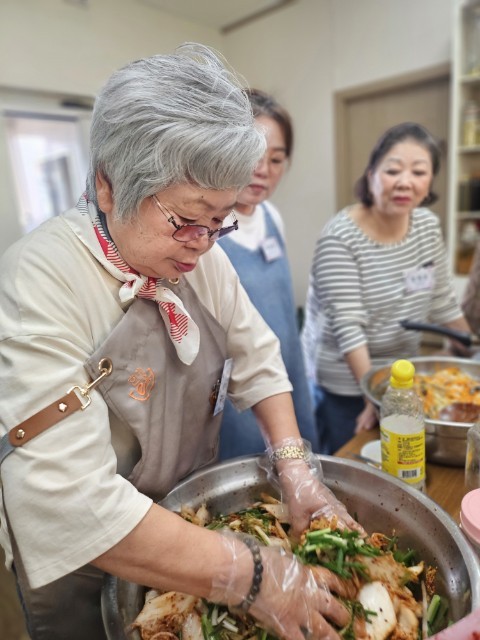 사할린 동포분들이 식재료로 고향의 맛을 느끼는 음식만들기 체험