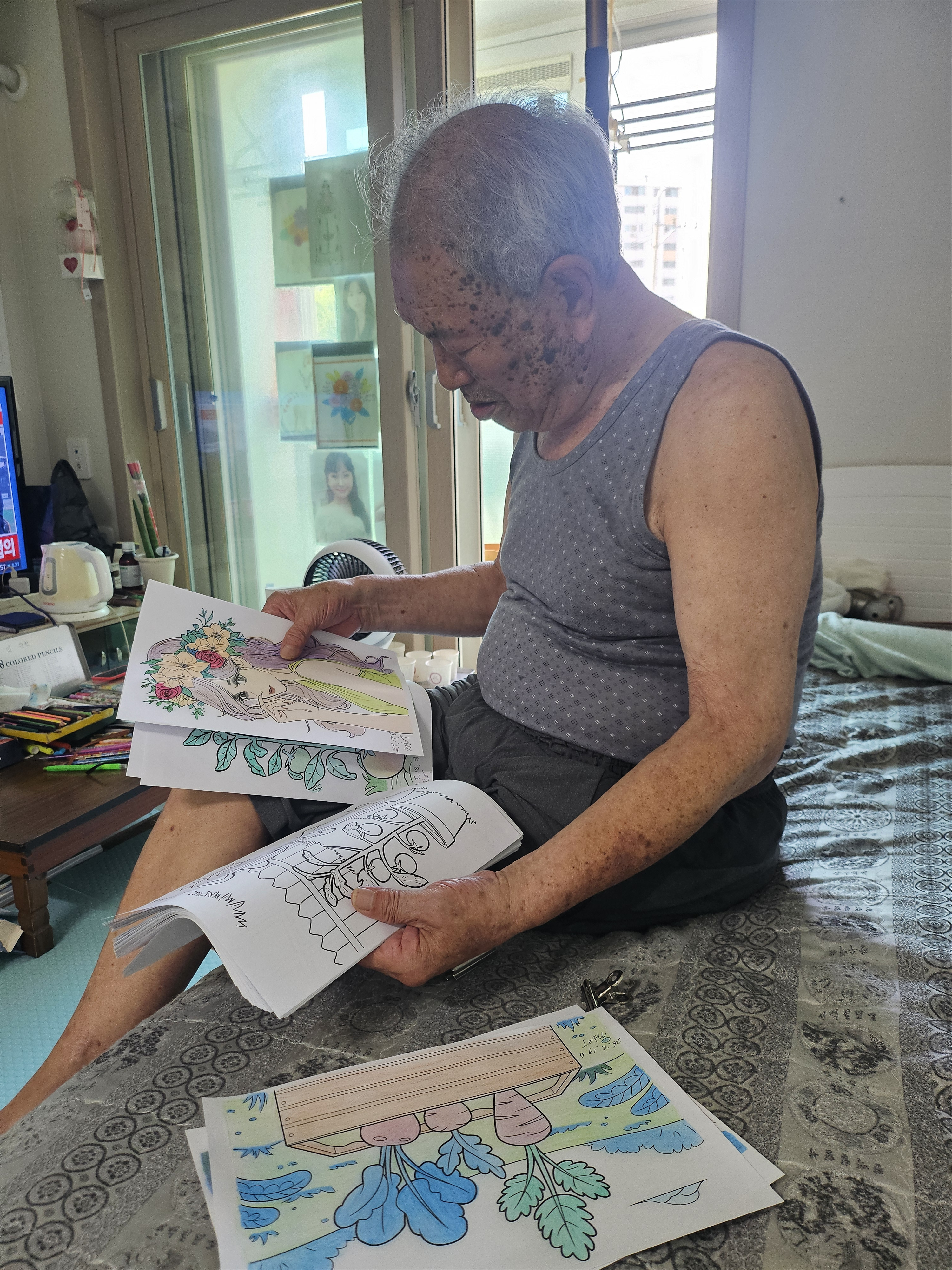 색연필에서 피어난 82세의 웃음 꽃